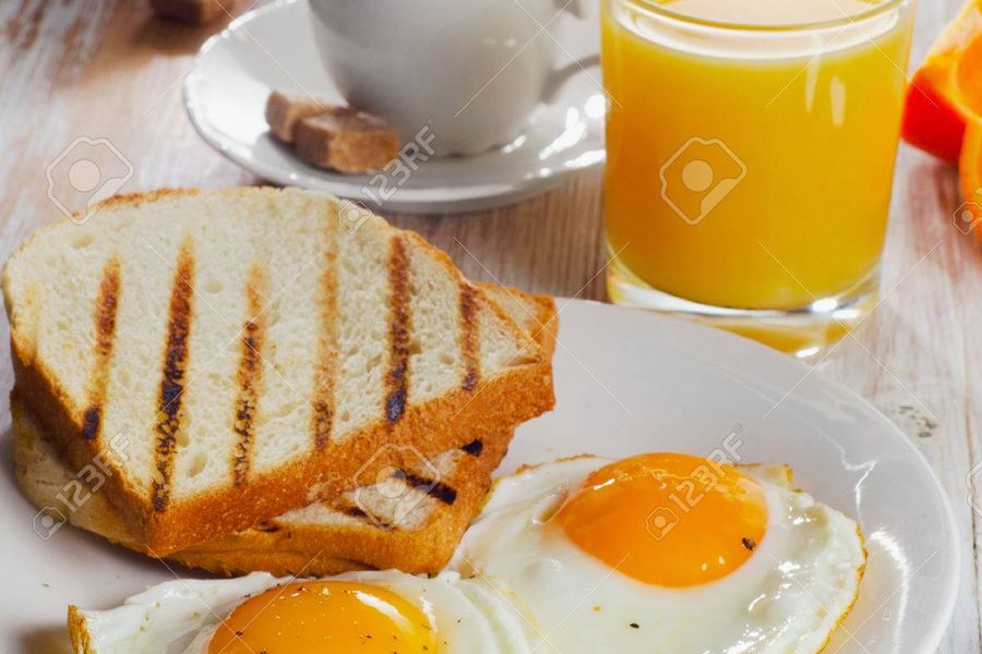 DESAYUNO CON HUEVOS FRITOS