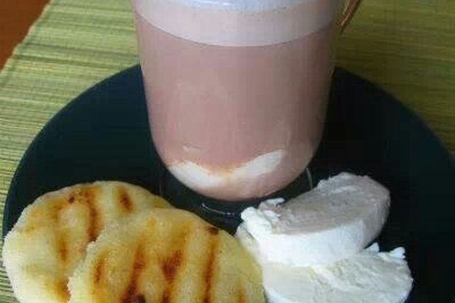 DESAYUNO CHOCO+AREPA+QUESOS