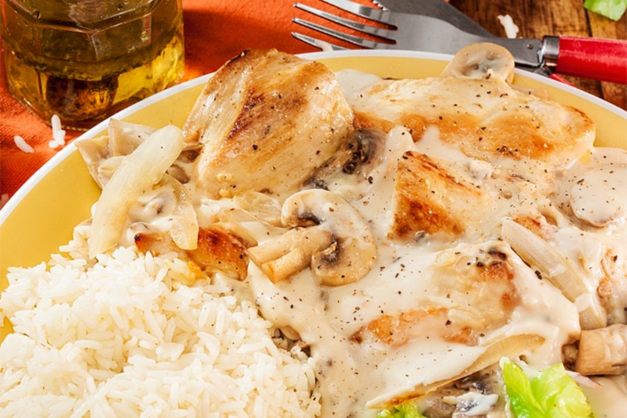 POLLO EN SALSA CHAMPIÑONES ( SOPA ARROZ PAPÁ FRANCESA ENSALADA)