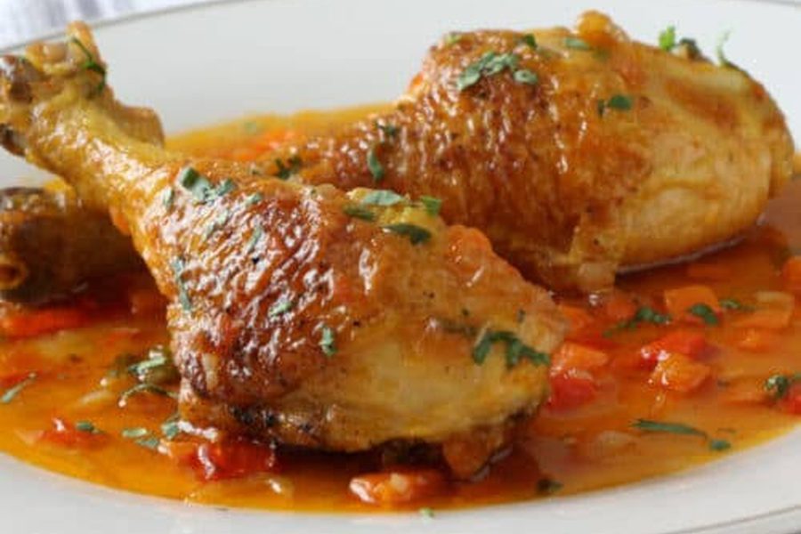 BANDEJA CON POLLO GUISADO