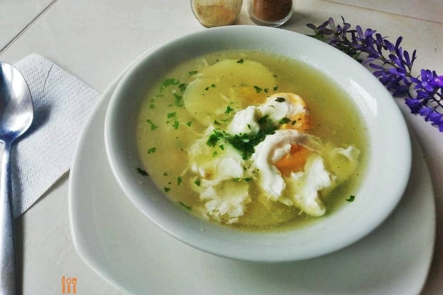 CALDO DE HUEVOS EN AGUA