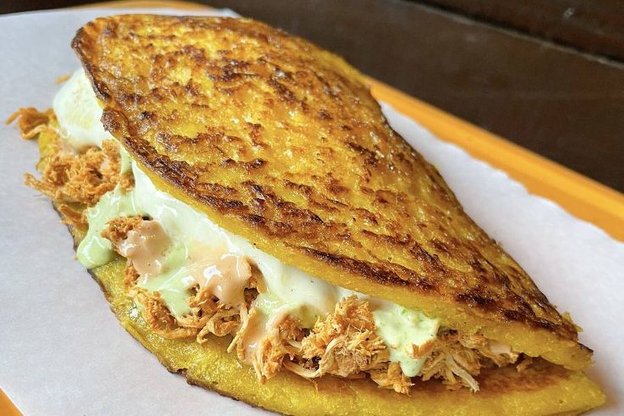 CACHAPA QUESO DE MANO POLLO Y JAMÓN